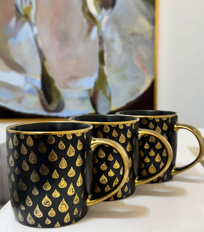 1 pc of black and gold ceramic mug
