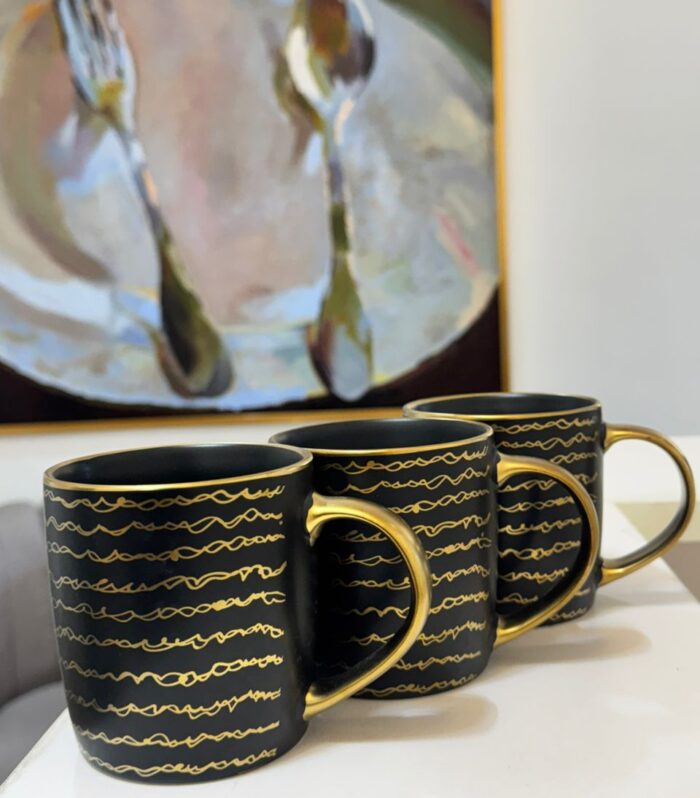 1 pc of black and gold ceramic mug